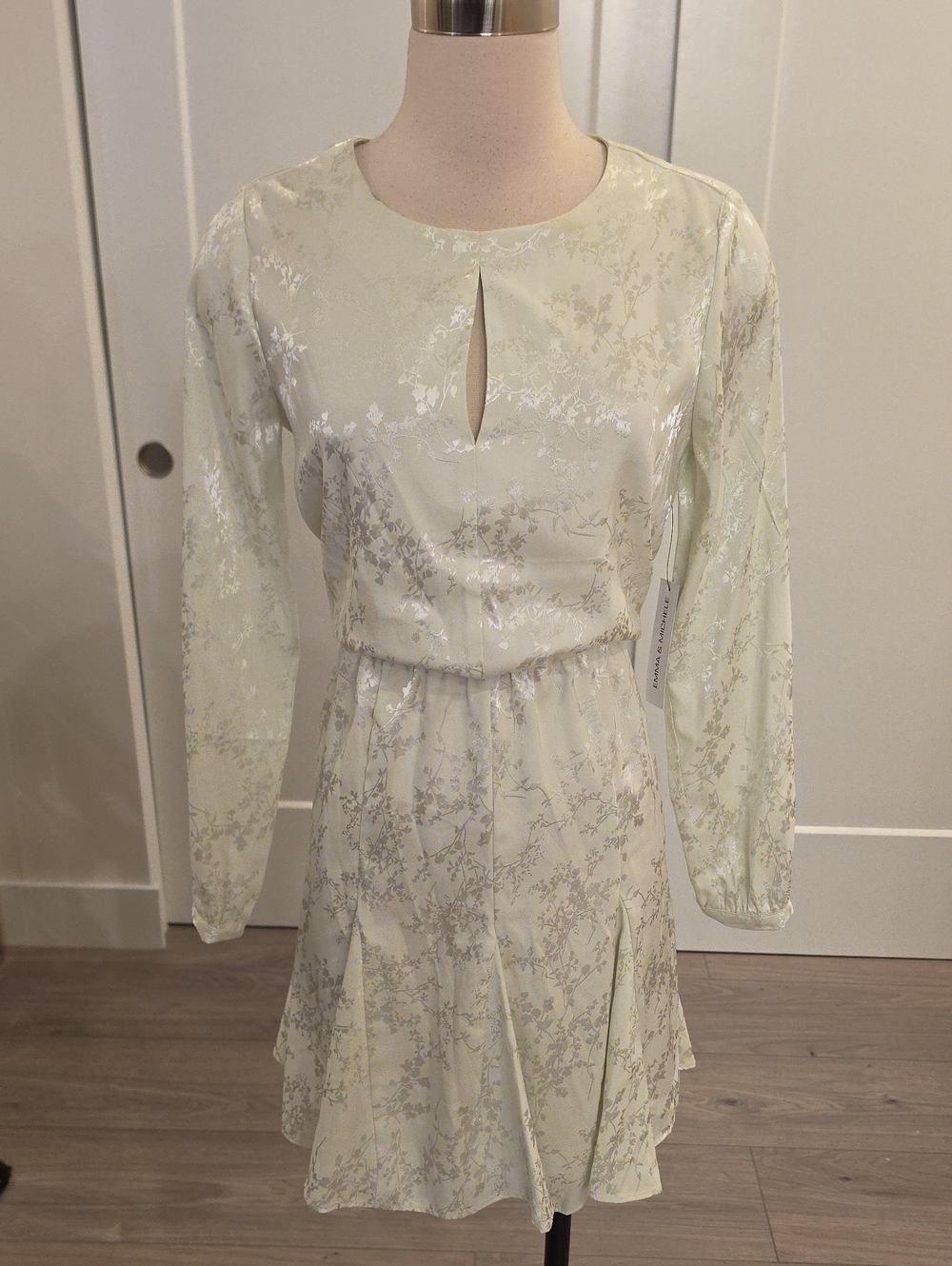 Emma & Michele Soft Green satiny Floral Keyhole Long-Sleeve Dress size S NWTS